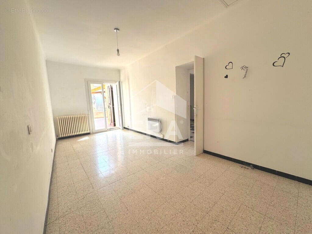 Maison à SAINT-MITRE-LES-REMPARTS