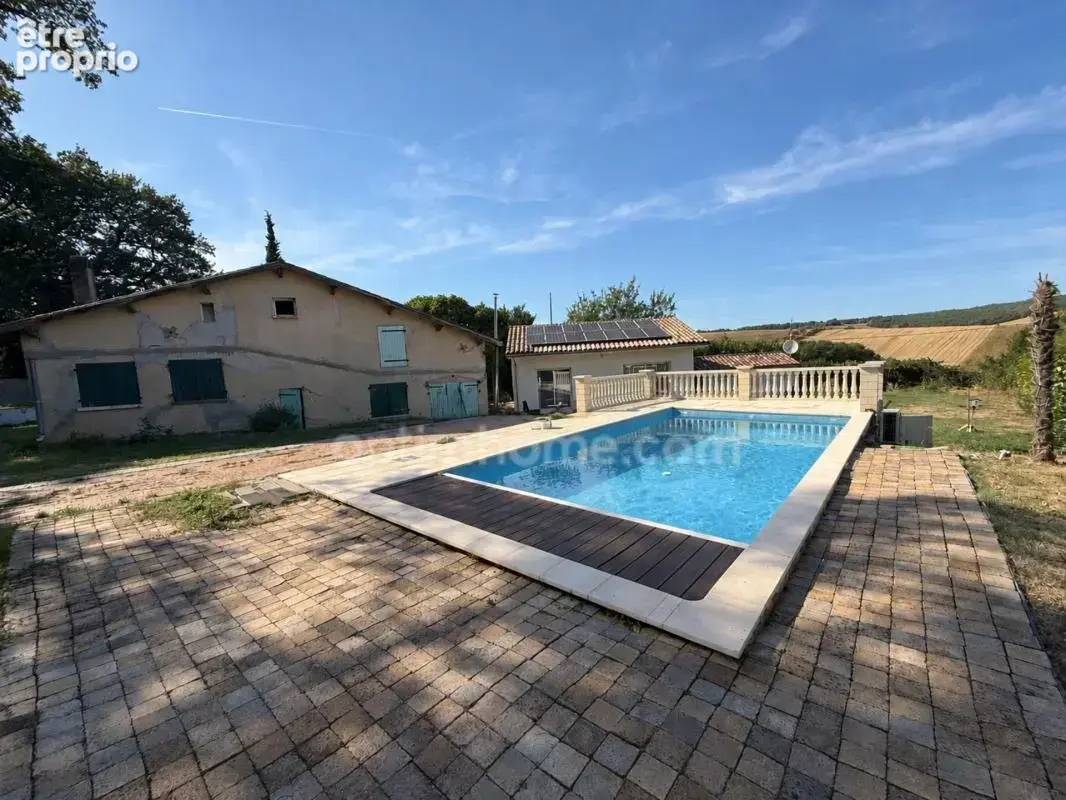 Maison, ferme à rénover, piscine, terrain de 1 900 m² - photo 1