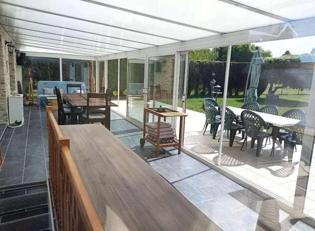 Maison individuelle rénovée avec jardin, vue dégagée et prestations de qualité - photo 3