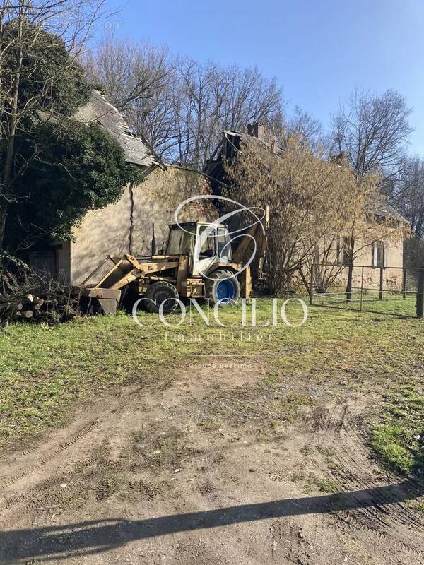 Terrain à LUCENAY-LES-AIX