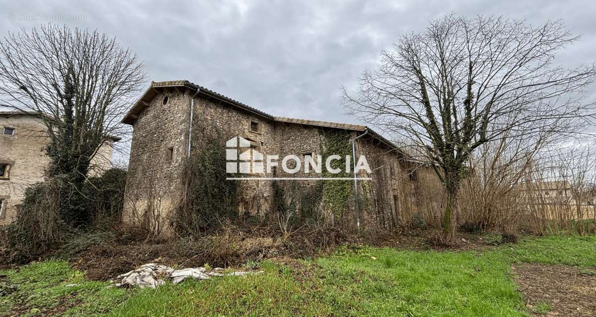 Ancien corps de ferme avec fort potentiel sur 2 300 m² en plein centre de Besayes - photo 4