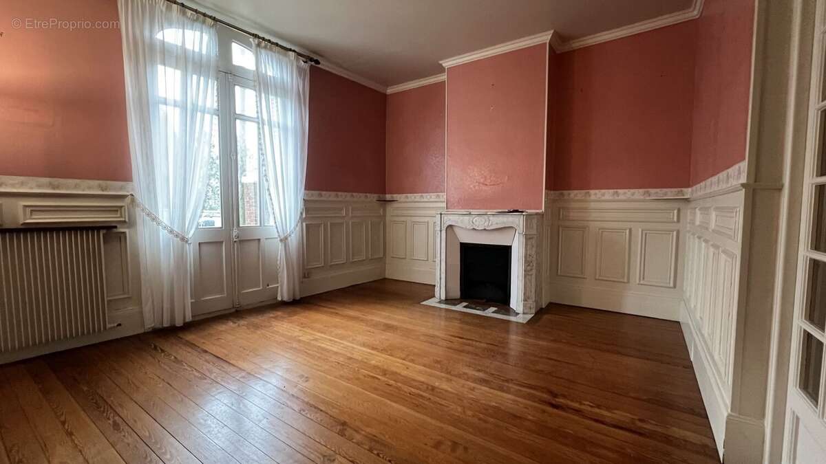 A vendre maison de ville en briques en plein centre ville de EU, 9 pièces, salon avec cheminée, salle à manger, 6 chambres, 2 sa - photo 2