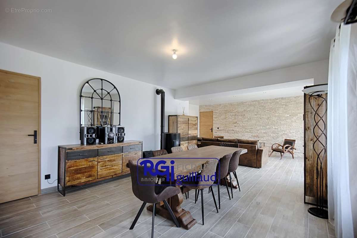 Maison à SAINT-DIDIER-DE-LA-TOUR