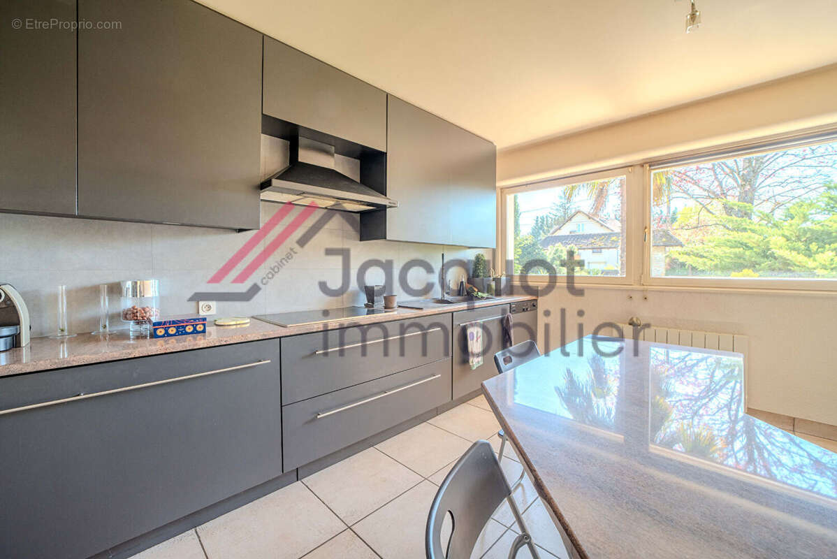 Maison 192 m² à Lons-Le-Saunier  - photo 4