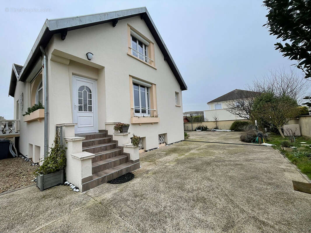 Maison à SARTROUVILLE