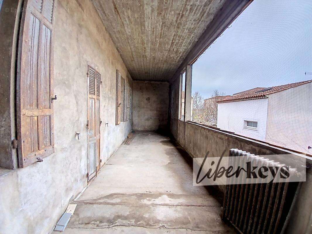 OPPORTUNITE INVESTISSEUR - Bâtisse à réhabiliter , avec vue partielle sur le port, dans un secteur en plein essor - photo 4