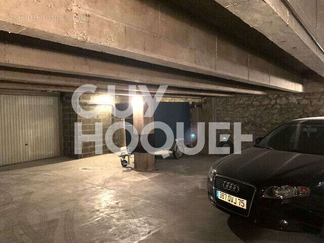 Parking à PARIS-18E