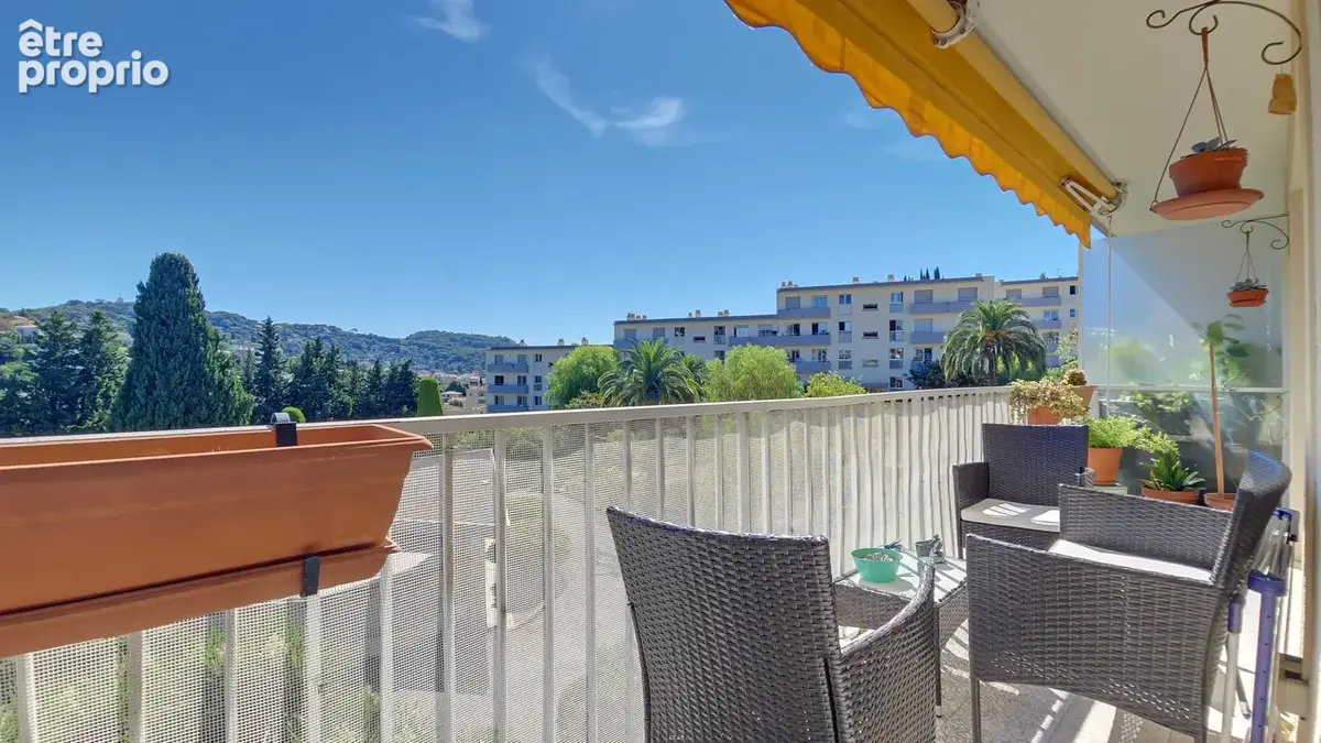 LE CANNET à vendre 3 / 4 pièces de 82 m2 en dernier étage avec balcons parking privatif et cave - photo 2