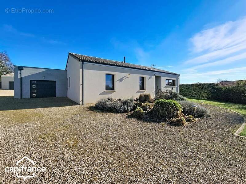 Maison de plain-pied 121 m² – 3 chambres – 3 garages (87m²) – terrain clos 1 454 m² – Boussais (79) proche Airvault - photo 16