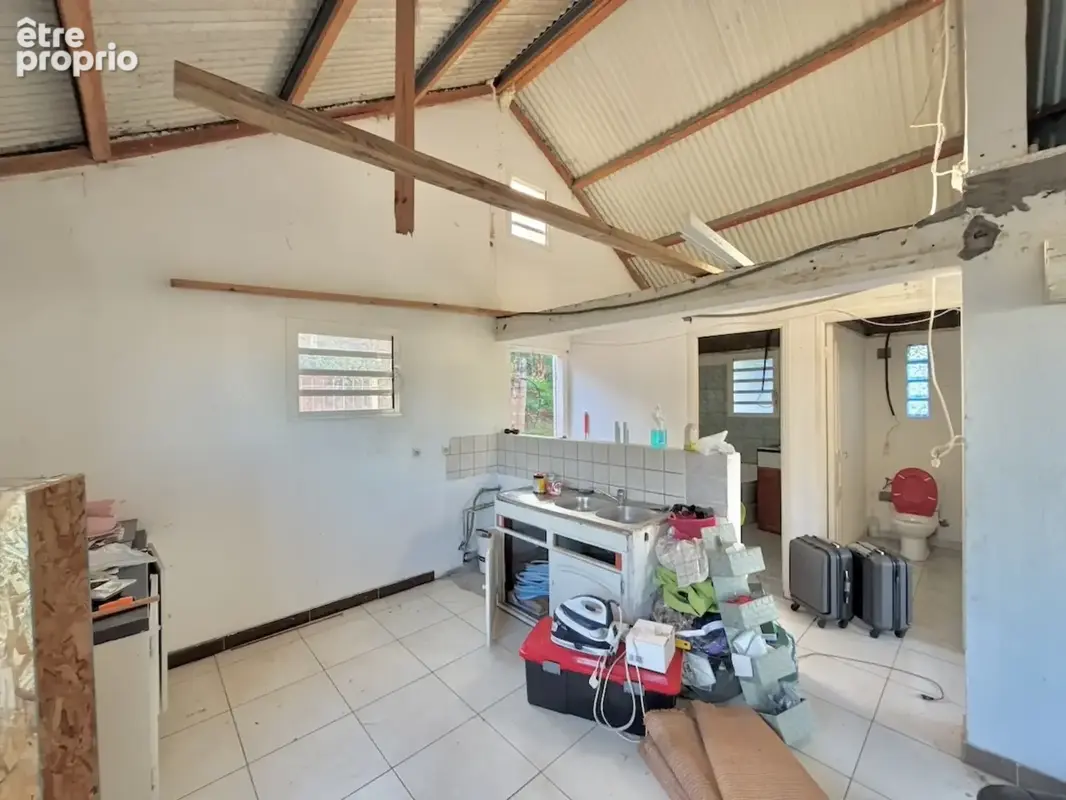 À vendre maison de 100 m² à rénover comprenant deux appartements T3 et vue mer – La Rivière Saint-Louis - photo 7