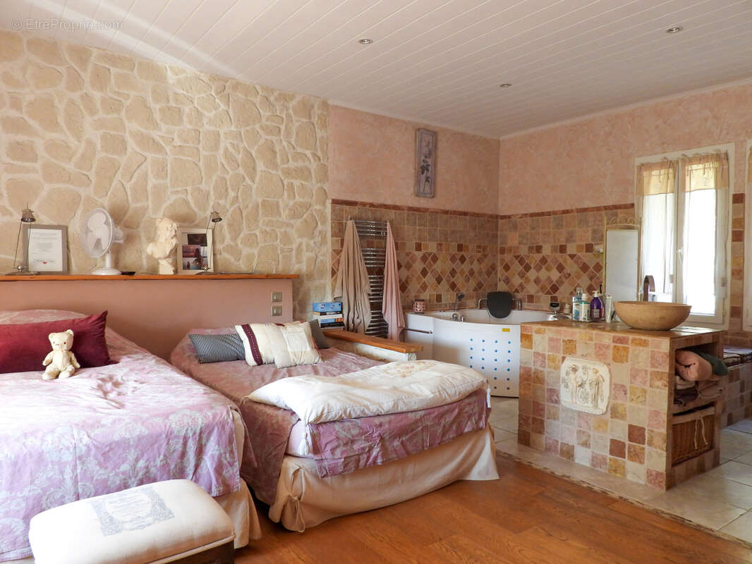 Maison à ENTRECASTEAUX