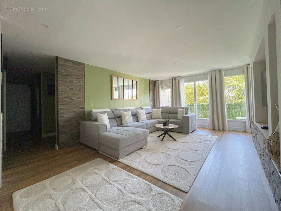 Appartement à LES PONTS-DE-CE