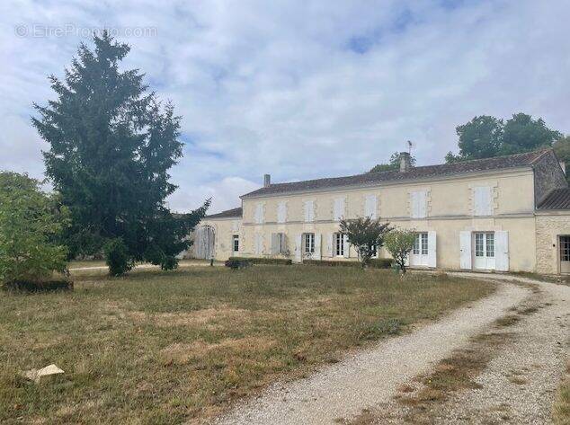 Maison à LA JARRIE-AUDOUIN