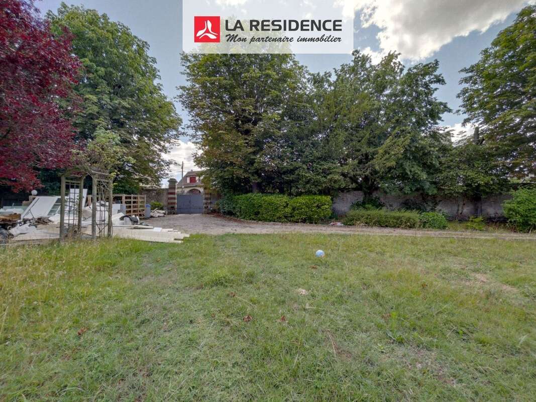 Terrain à LES MUREAUX