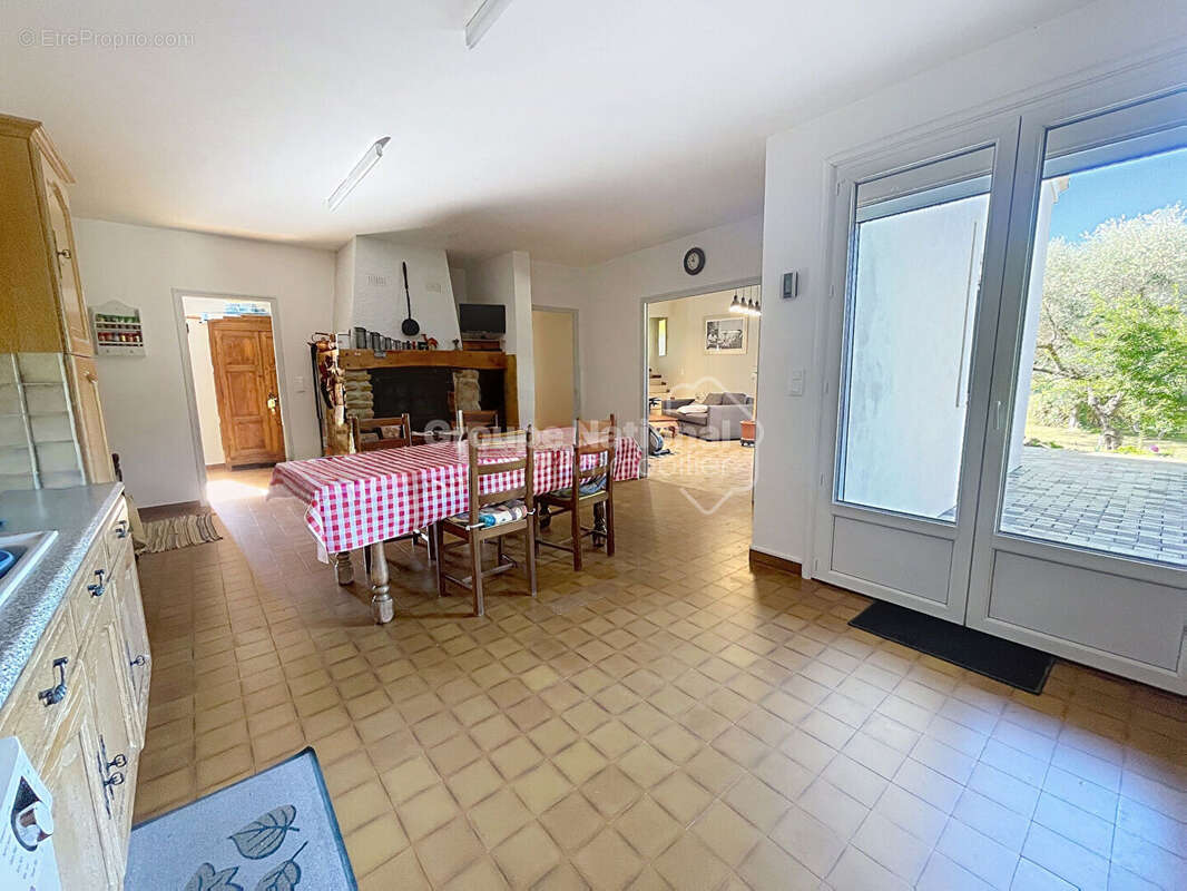 Maison Rochegude 7 pièce(s) 201 m2 sur terrain de 1 580 m². - photo 2