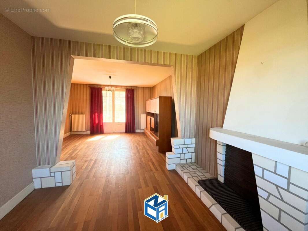 Maison à LA TOUR-SAINT-GELIN