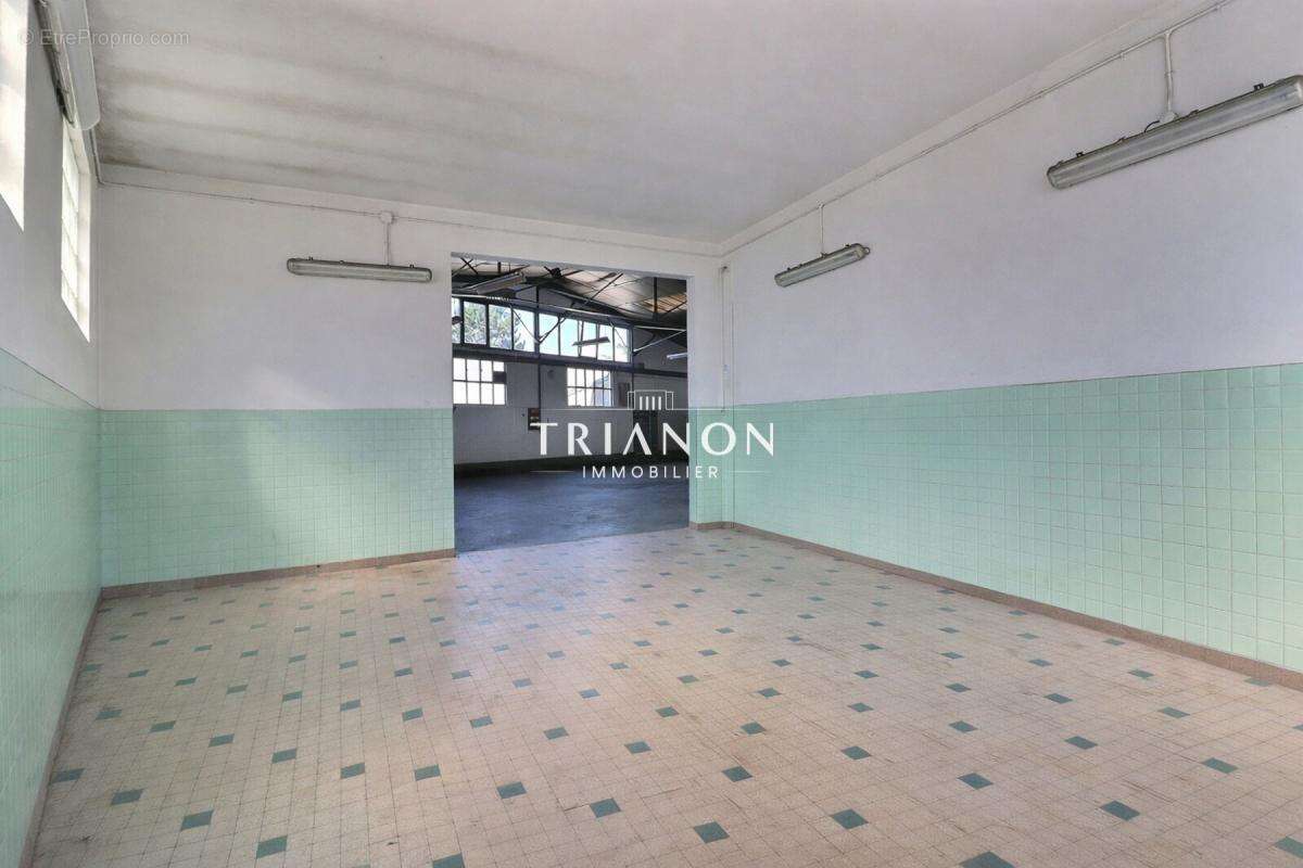 Local d'activité 350 m² + habitation 95 m² et environ 300 m² d'extérieurs - photo 5