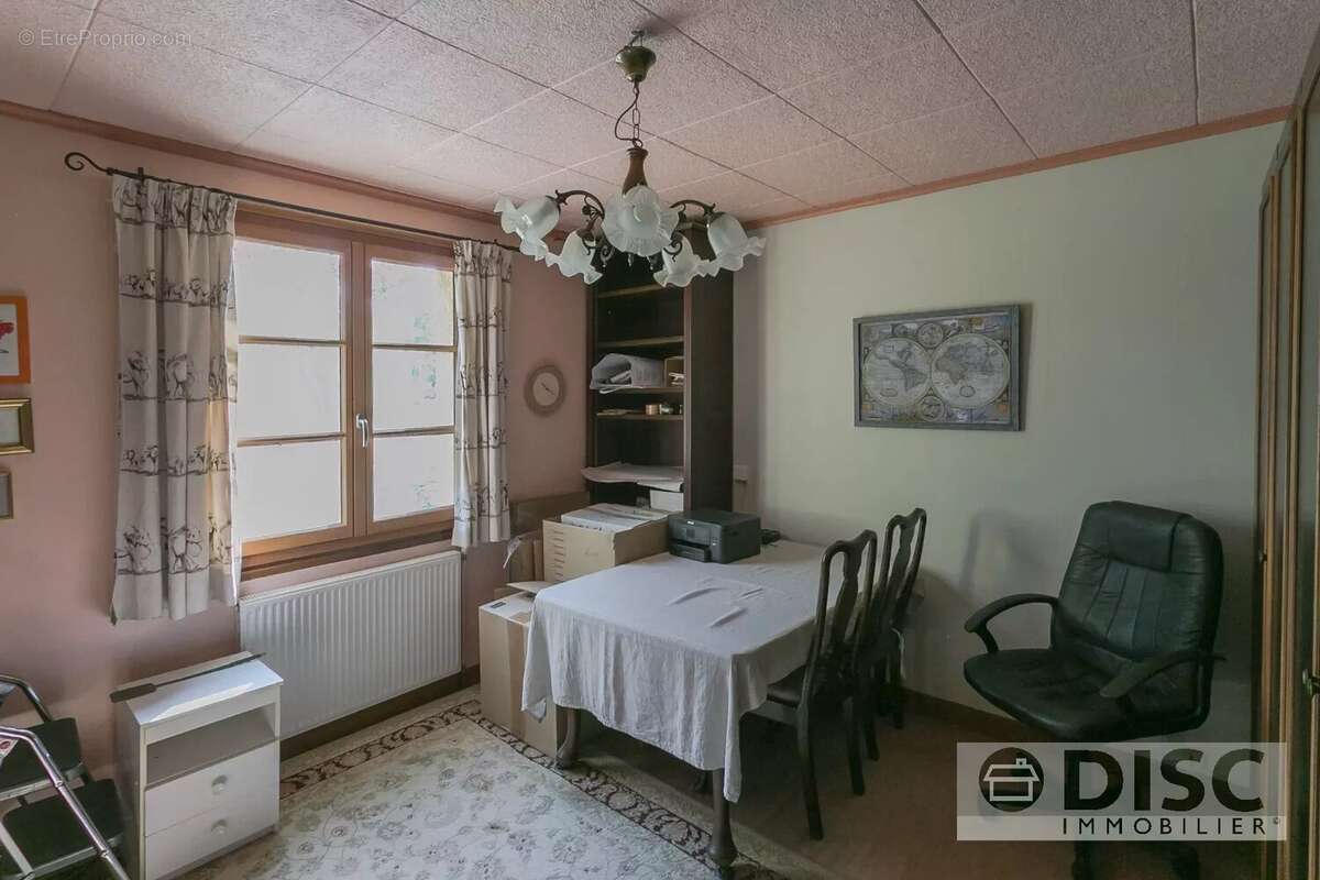 Maison de plain-pied avec grand jardin et garage. - photo 12