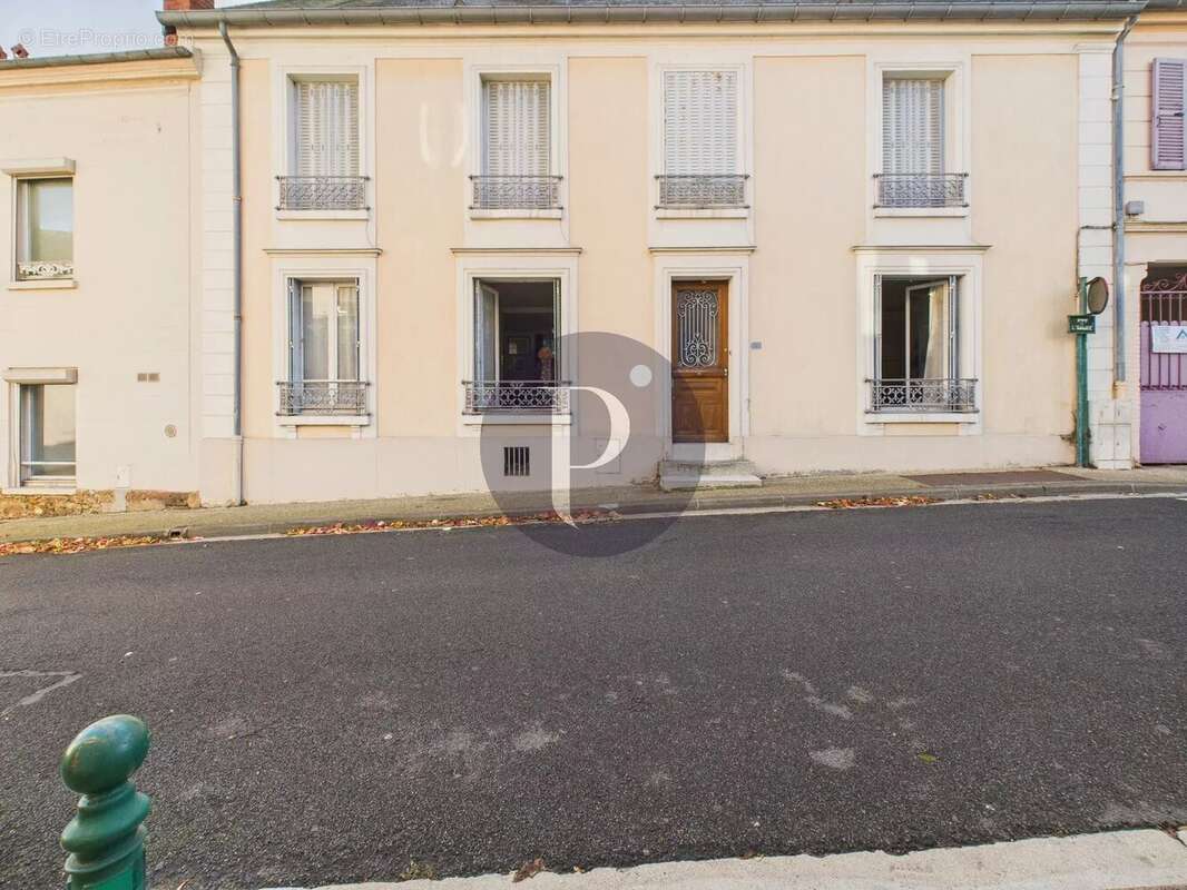 Maison à VERRIERES-LE-BUISSON