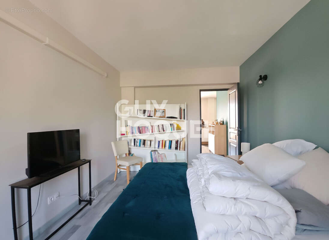 Magnifique T4 de 87m² avec terrasse de 80m² - Proximité Centre-ville - Résidence sécurisée avec ascenseur et garage ! - photo 11