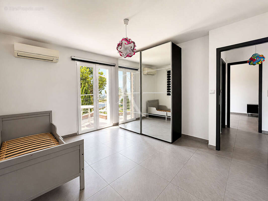 Maison familiale avec piscine, dépendance et stationnement ? Marseille 11e - photo 6