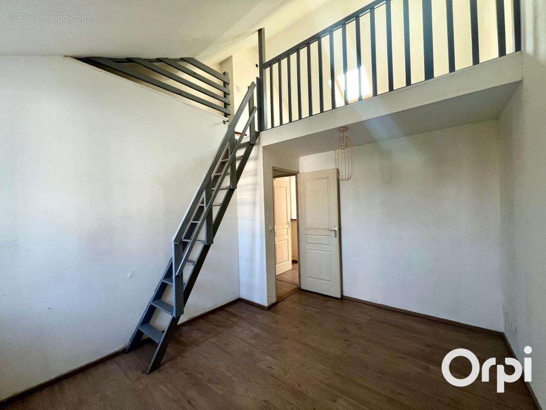  A Vendre Jolie maison de ville - Cour - 2 chambres - Mezzanine - photo 5