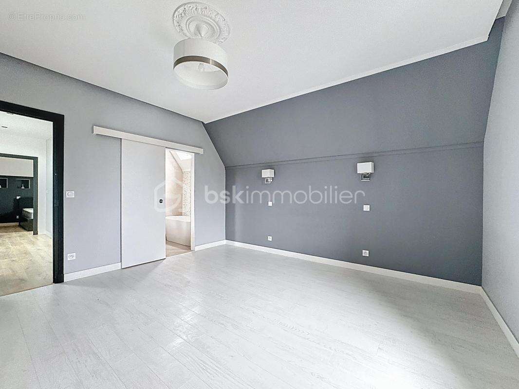 Maison à CRECY-LA-CHAPELLE