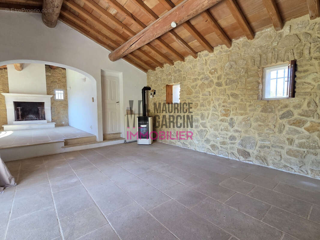 Maison à ENTRAIGUES-SUR-LA-SORGUE