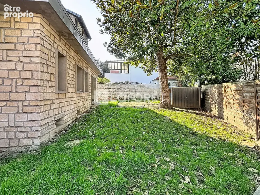 Maison Villejuif - 3 pièces - 95 m2 - Terrain de 287m² - photo 2