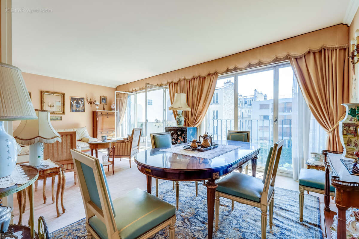 Appartement à PARIS-14E