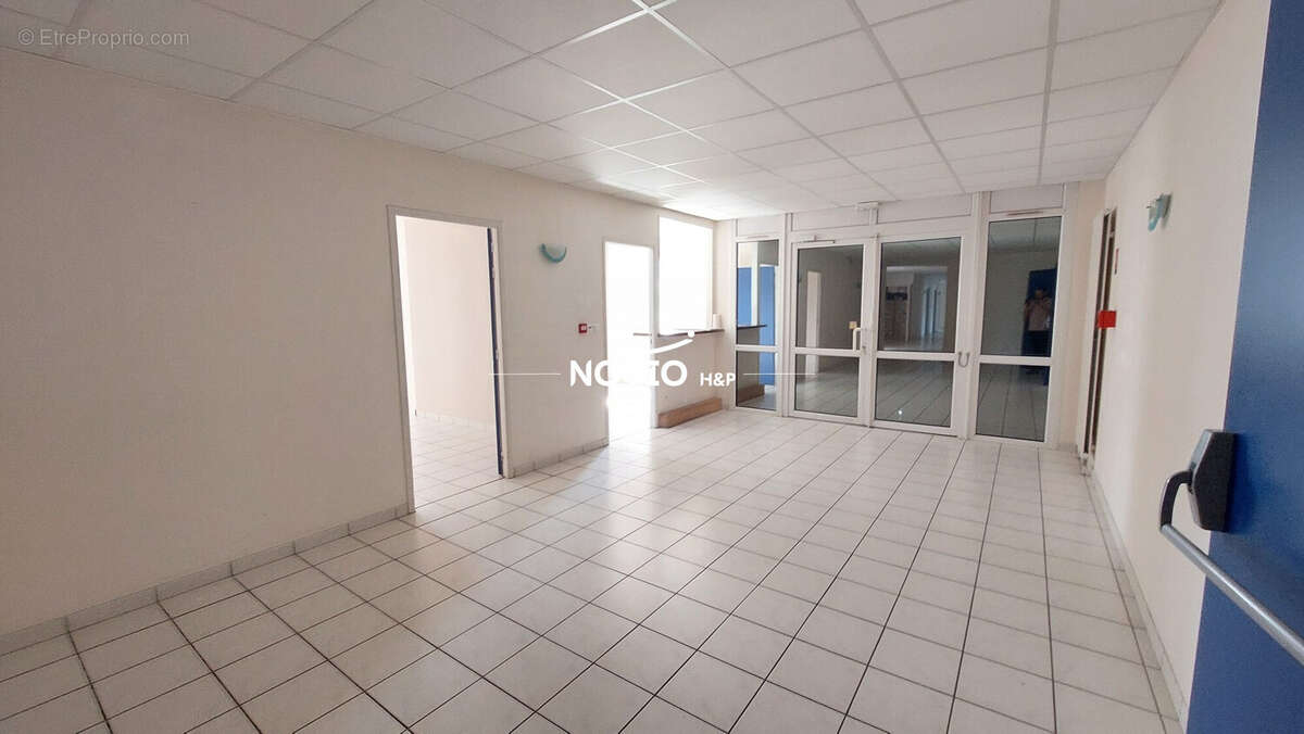 Commerce 980 m² à Poitiers  - photo 4