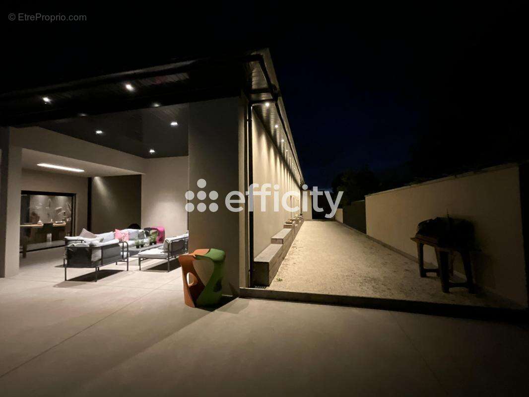 Maison 261 m² à Saint-Lager-Bressac  - photo 12