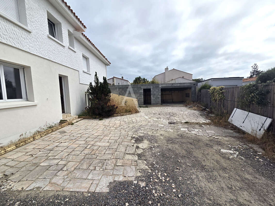 Plateau de 71m2 et atelier de 71m2 à aménager - photo 3
