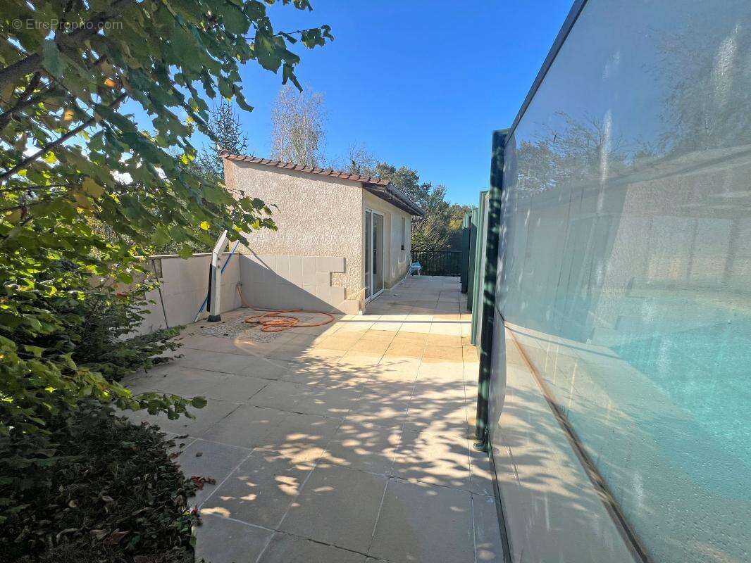 Maison à EGLISE-NEUVE-DE-VERGT