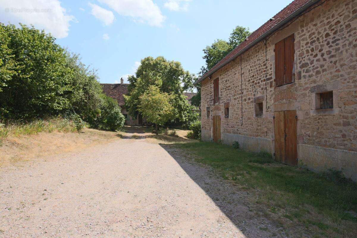 Demeure historique du 18ème avec dépendances dominant la vallée de l'Arroux - photo 11