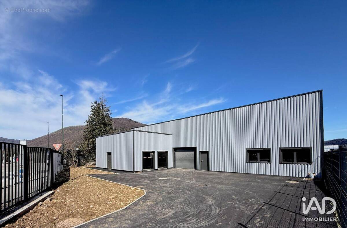 Photo 1 - Commerce à SAINT-ETIENNE-DE-CROSSEY