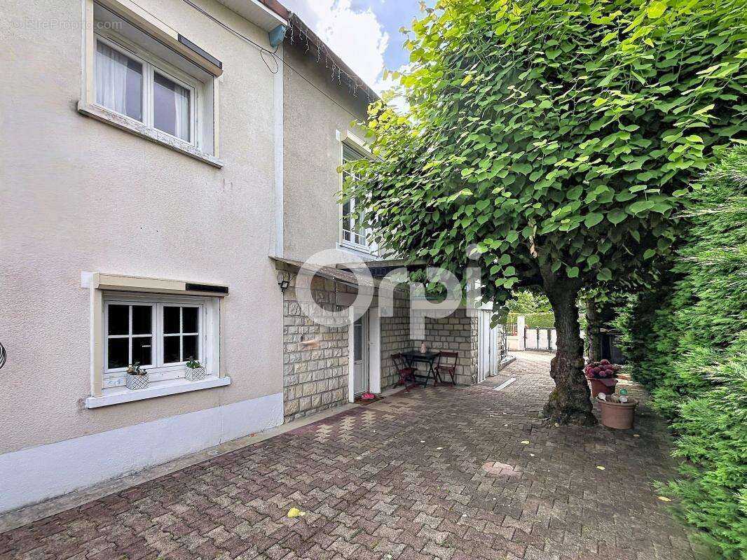 Maison à TERRASSON-LAVILLEDIEU