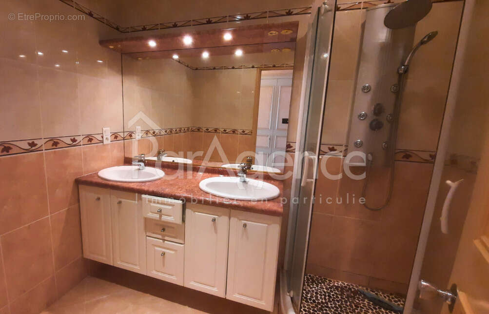 Commerce à VAUX-SUR-MER