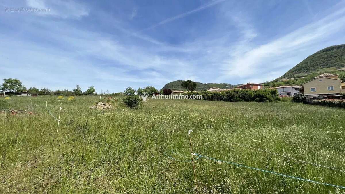 Terrain à SAINT-GEORGES-DE-LUZENCON
