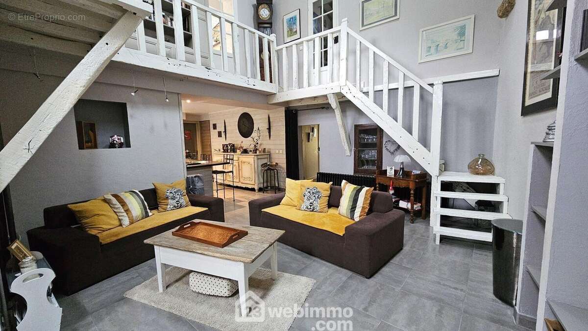 Un espace salon... - Maison à SOISY-SUR-SEINE