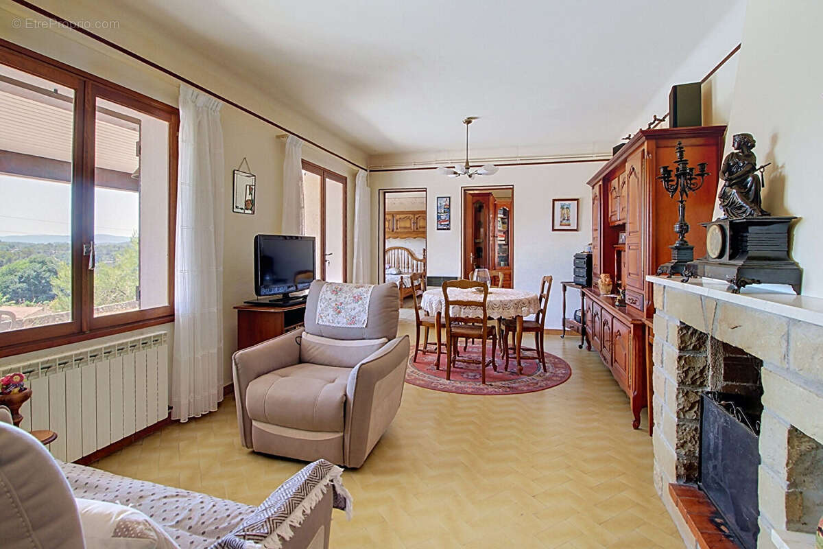 À vendre en exclusivité - lorgues - maison à fort potentiel de 83m²  avec une vue dominante et très grand garage 65m² - photo 4