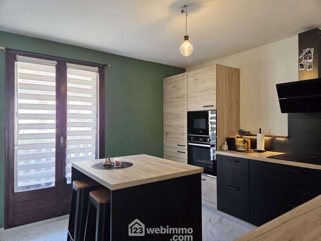 donnant accès à un balcon exposé Est. - Appartement à LA BATHIE