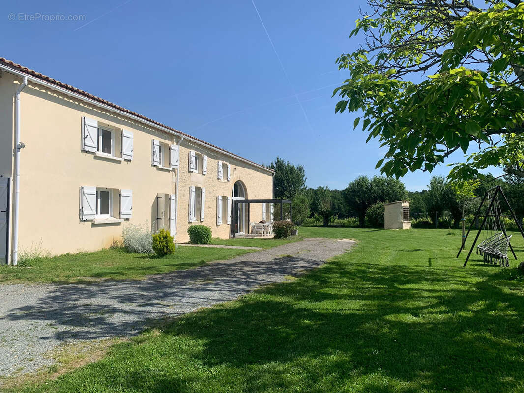 Ferme rénovée de 276 m2 avec garages, piscine et jardin clos - sans vis à vis ! - photo 3