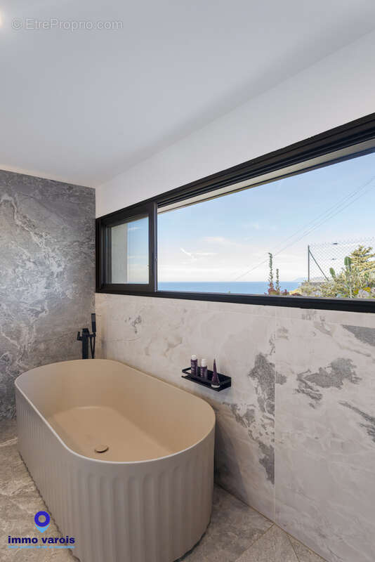 Carqueiranne vue mer panoramique, villa contemporaine 180 m2, 4 chambres, piscine chauffée, terrain 1 000 m2 - photo 7