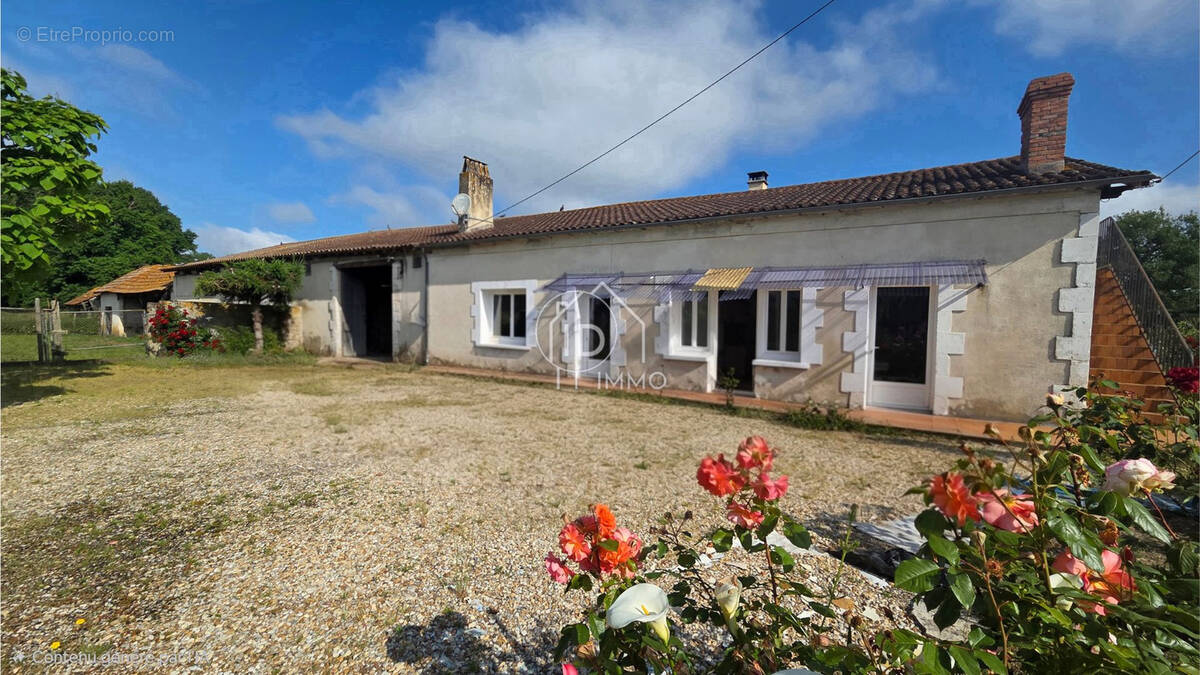 Maison à SAINT-MARTIAL-D'ARTENSET