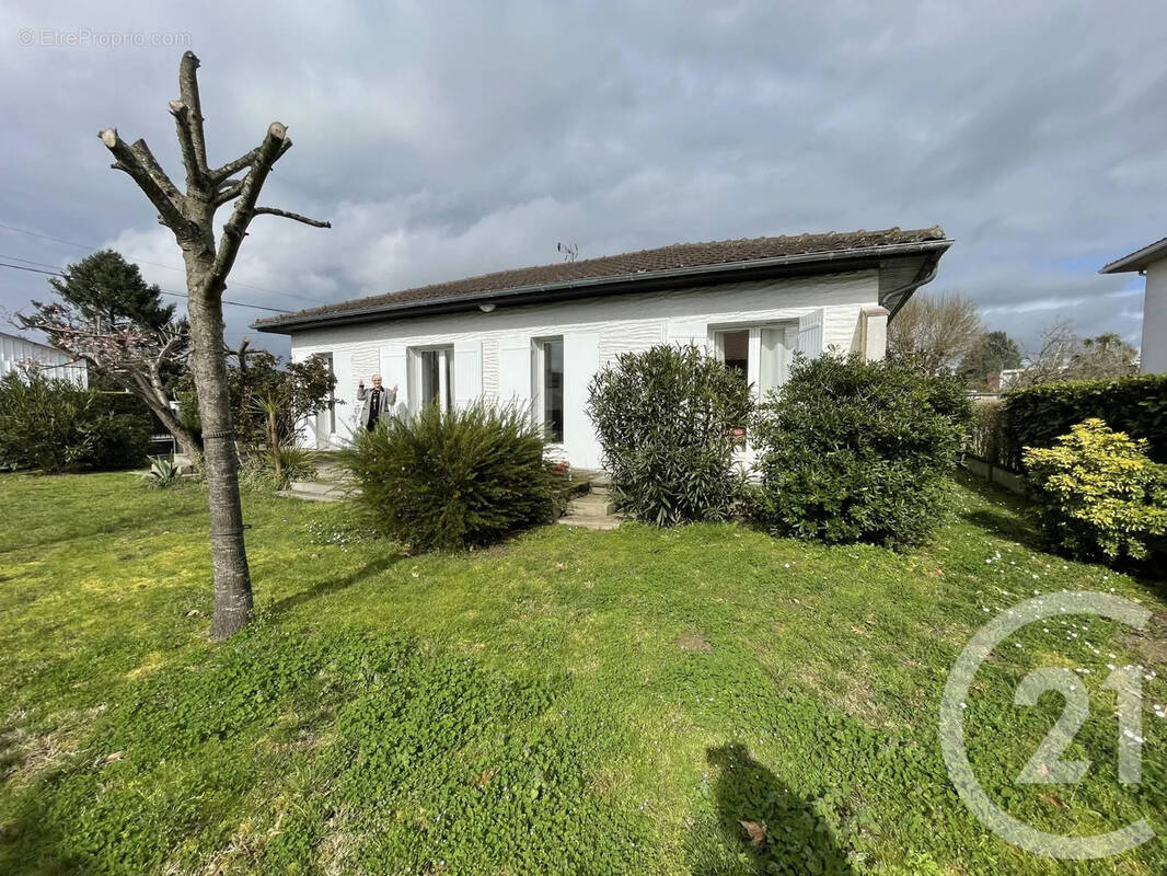 Maison à COUTRAS