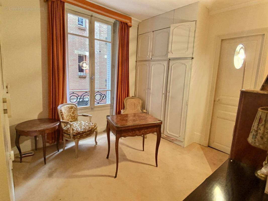 Appartement à PARIS-16E