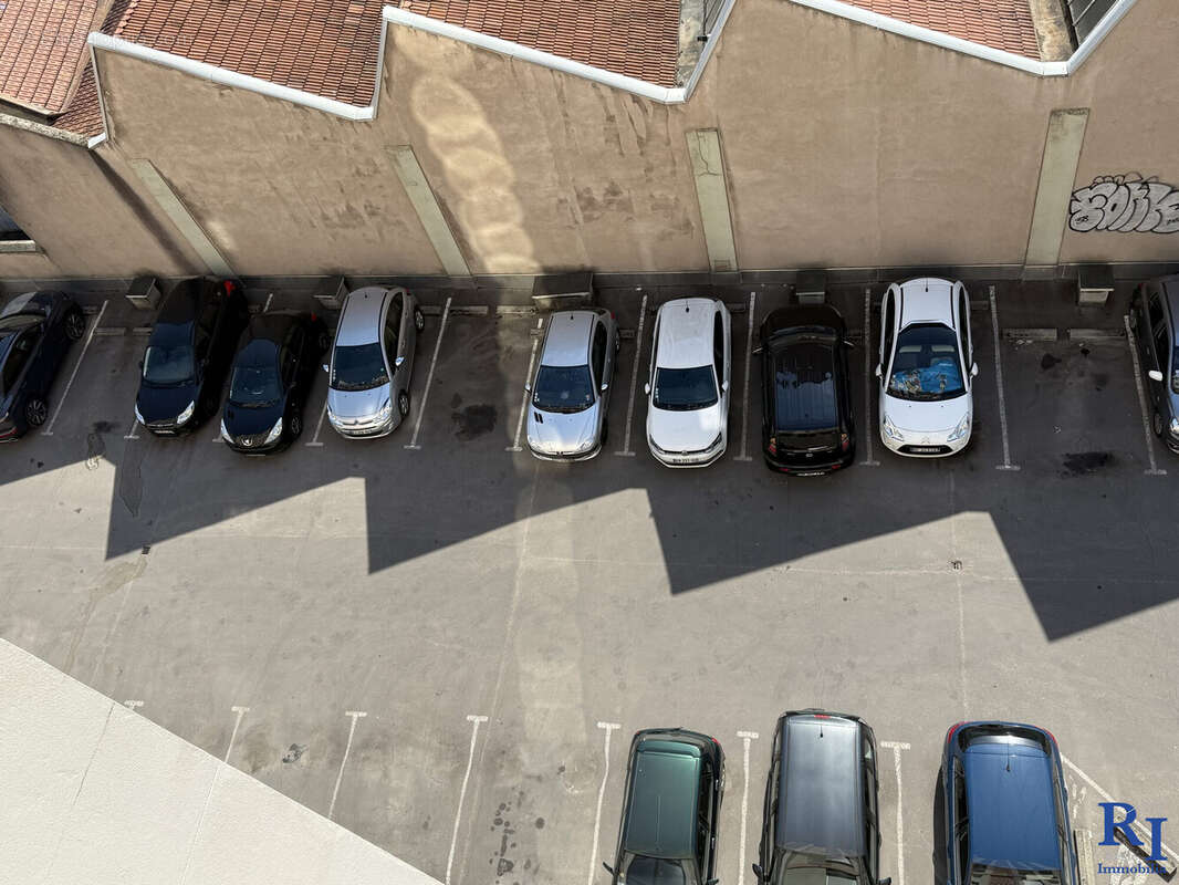 Parking dans la copropriété - Appartement à GRENOBLE
