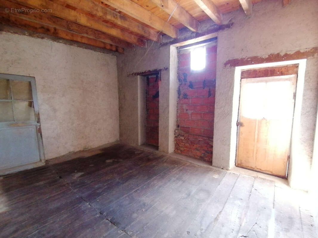 Maison à SAINT-DENIS-DE-JOUHET