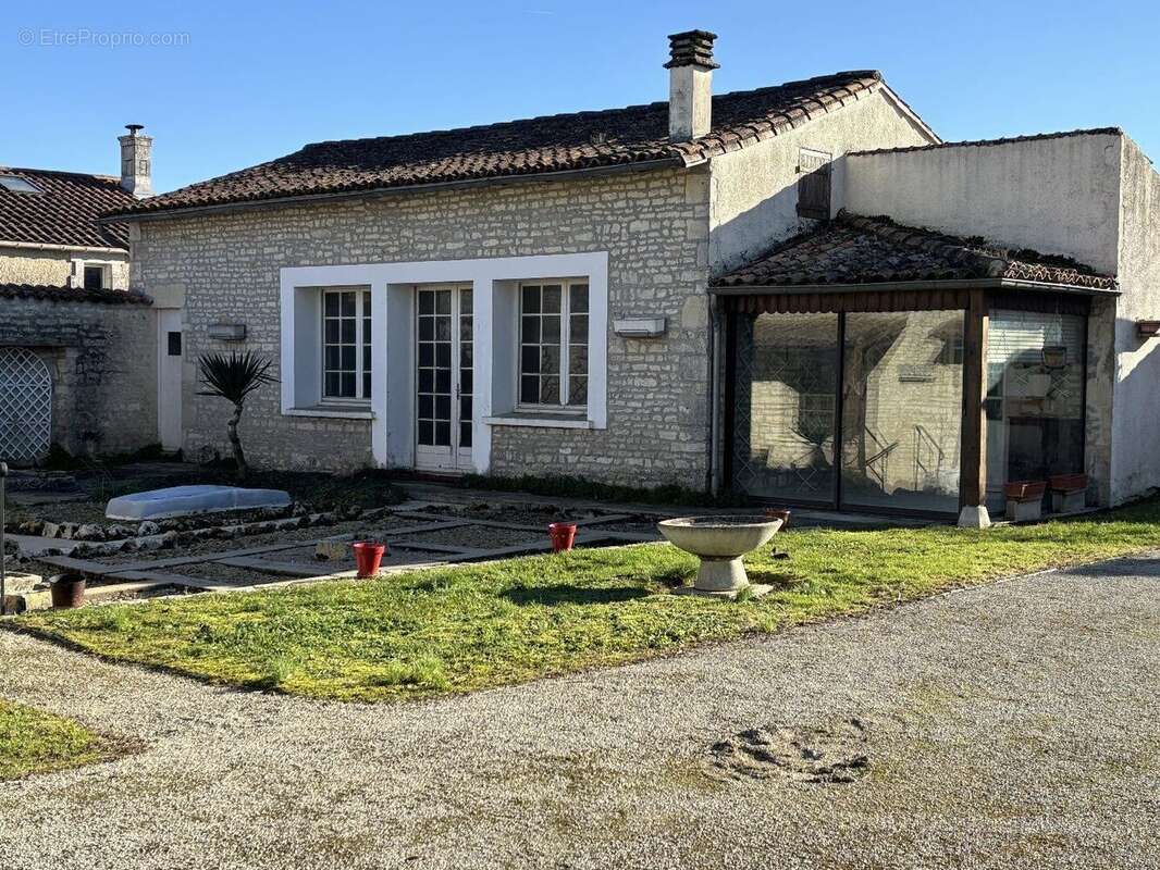 Maison à AIGRE